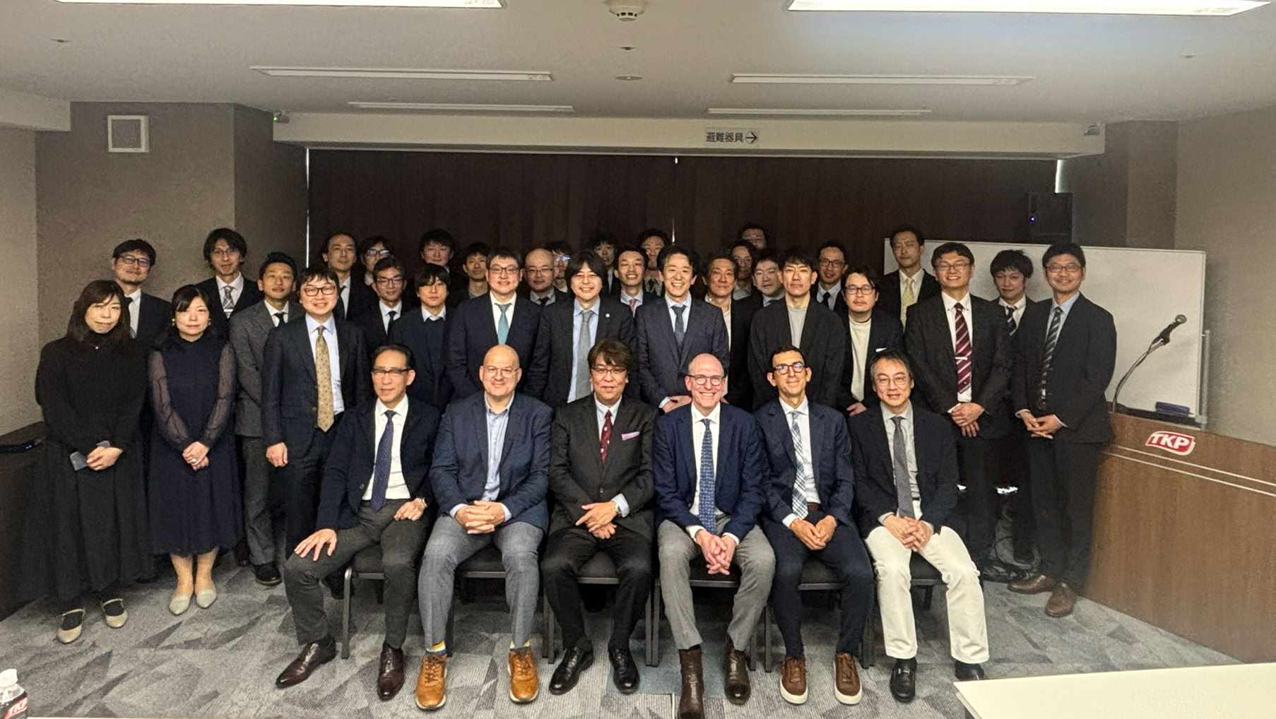 世界の専門家と、同じ症例を囲んで 賀川義規　Yoshinori Kagawa 今回は、ブラジルから Rodrigo Oliva Perez先生、ドイツから Emmanouil Fokas先生、米国から J. Joshua Smith先生をお迎えしました。外科医だけでなく、内視鏡医、放射線診断医、腫瘍内科医など、計45名が参加しました。