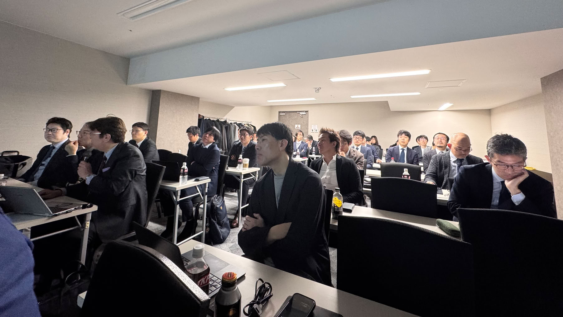 世界の専門家と、同じ症例を囲んで 賀川義規　Yoshinori Kagawa 今回は、ブラジルから Rodrigo Oliva Perez先生、ドイツから Emmanouil Fokas先生、米国から J. Joshua Smith先生をお迎えしました。外科医だけでなく、内視鏡医、放射線診断医、腫瘍内科医など、計45名が参加しました。