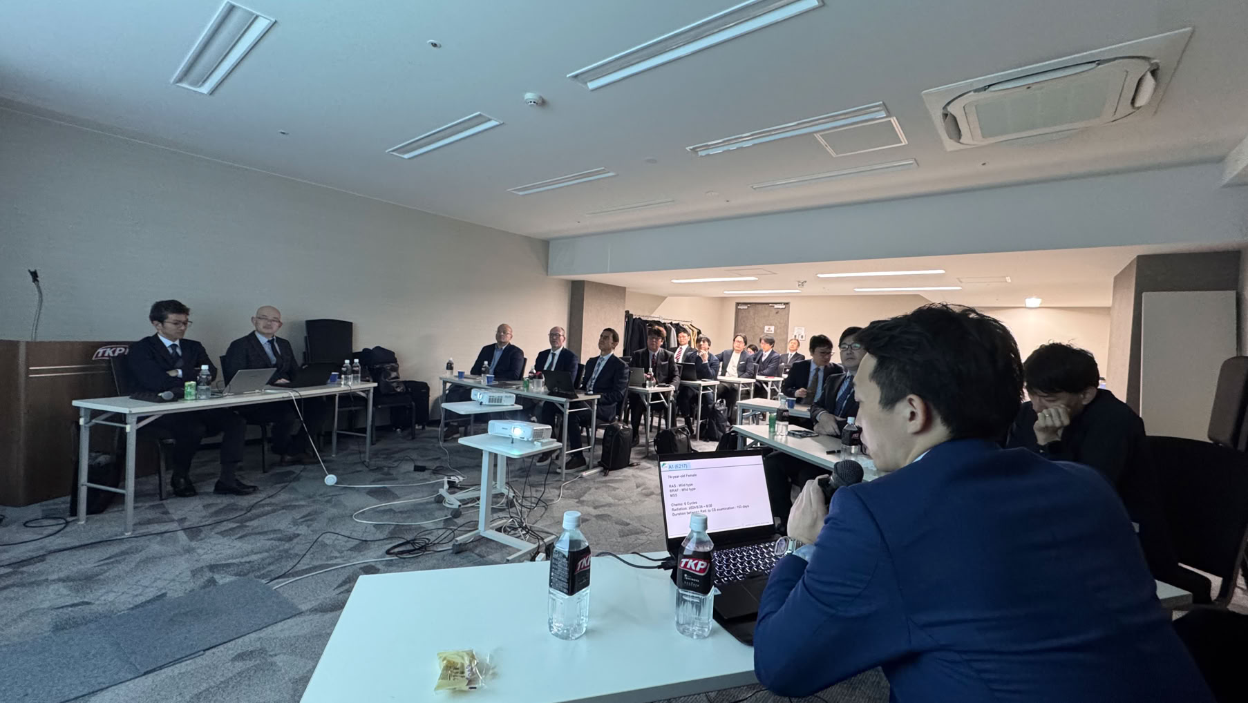 世界の専門家と、同じ症例を囲んで 賀川義規　Yoshinori Kagawa 今回は、ブラジルから Rodrigo Oliva Perez先生、ドイツから Emmanouil Fokas先生、米国から J. Joshua Smith先生をお迎えしました。外科医だけでなく、内視鏡医、放射線診断医、腫瘍内科医など、計45名が参加しました。